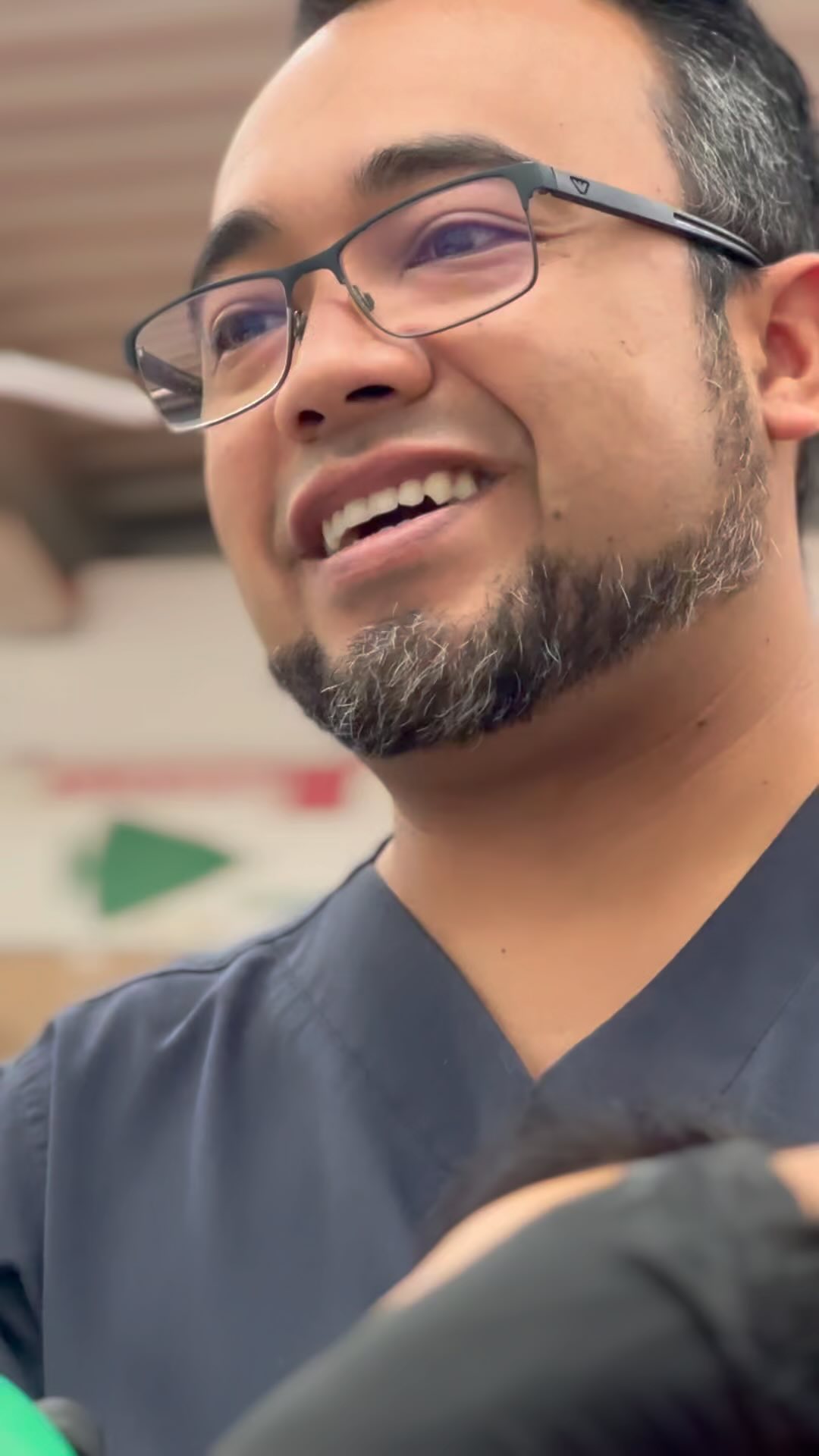 Dr. Israel Velázquez atendiendo a un paciente en el consultorio de Zanäli
